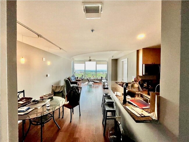 Foto del edificio - 3338 Peachtree Rd NE