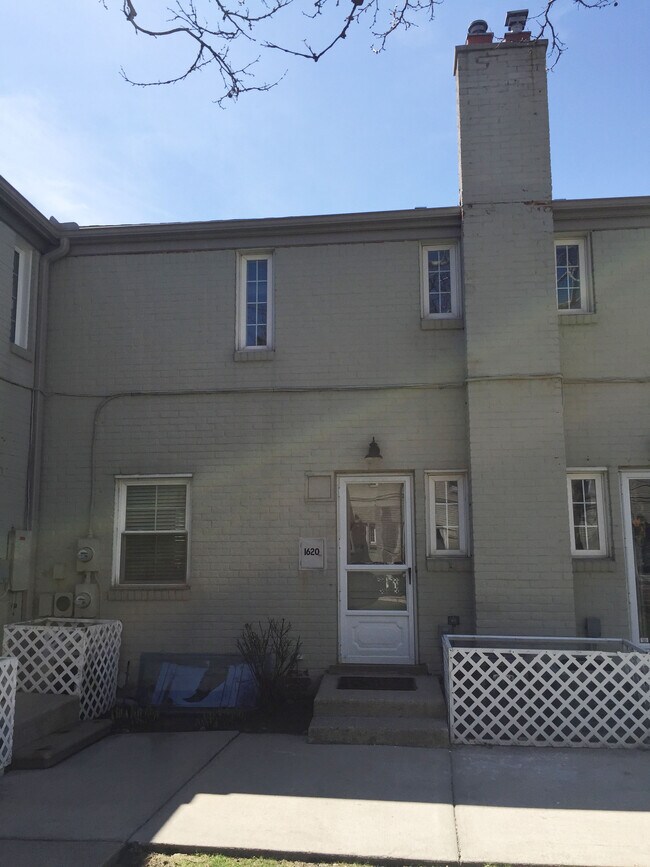 Back of condo - 1620 Graefield Rd