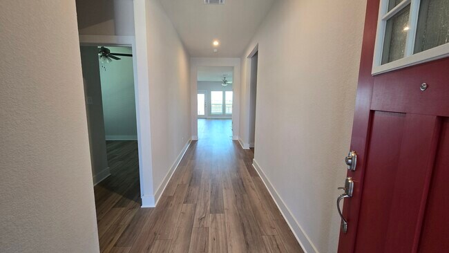 Foto del edificio - 449 Pipe Creek Dr