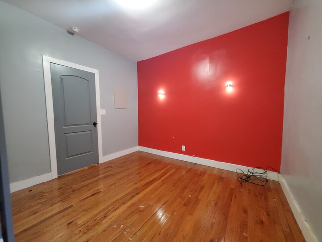 Foto del edificio - 581 Bramhall Ave