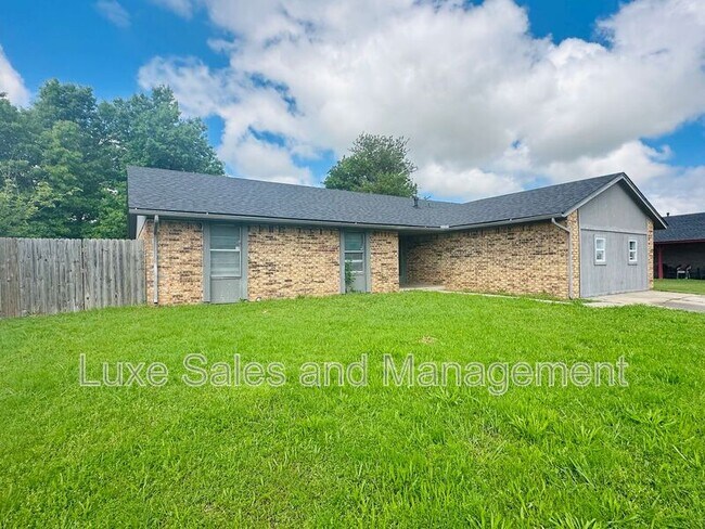 Building Photo - 11701 N Lee Ave