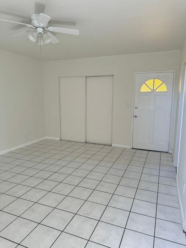 Building Photo - UPGRADED REAR GUEST HOUSE WITH LOVELY YARD!