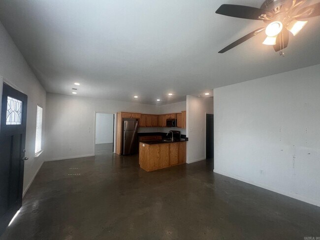 Building Photo - 322 E Maple St