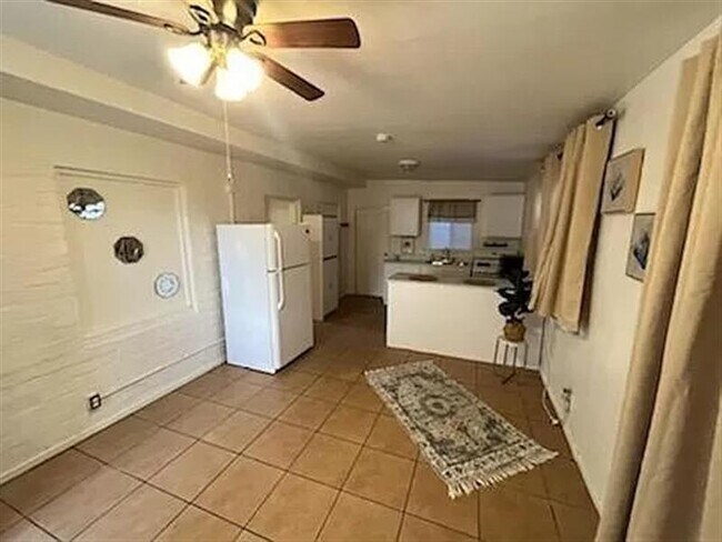 Building Photo - 2 BEDROOM