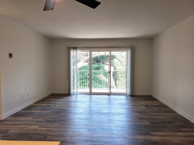 Building Photo - The Grove 2bd/1ba with New Flooring Throug...