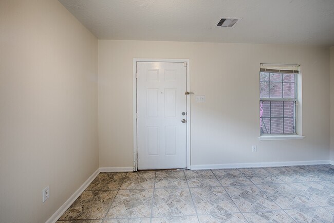 Foto del edificio - 8139 Sanders Glen Ln
