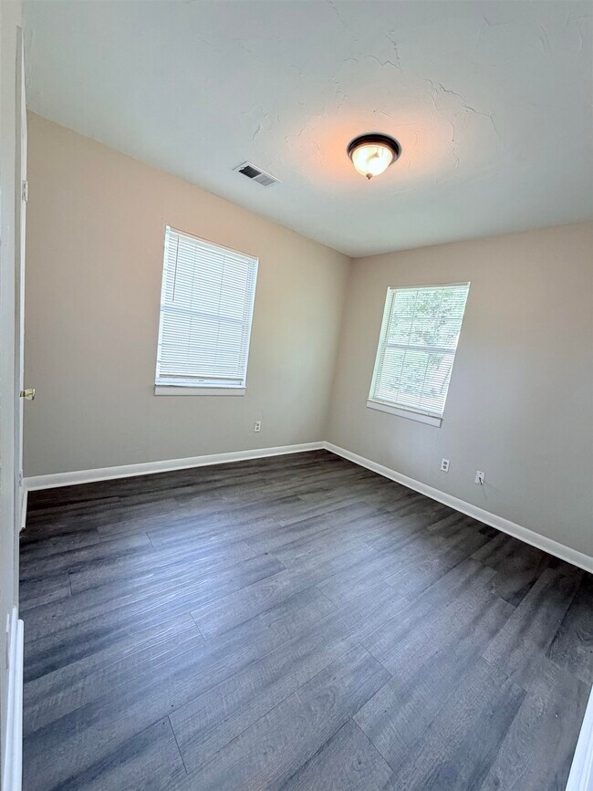 Building Photo - 4830 Ruthenia Rd