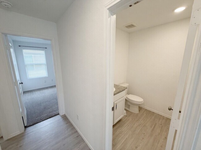 Building Photo - 5410 Daphne Path