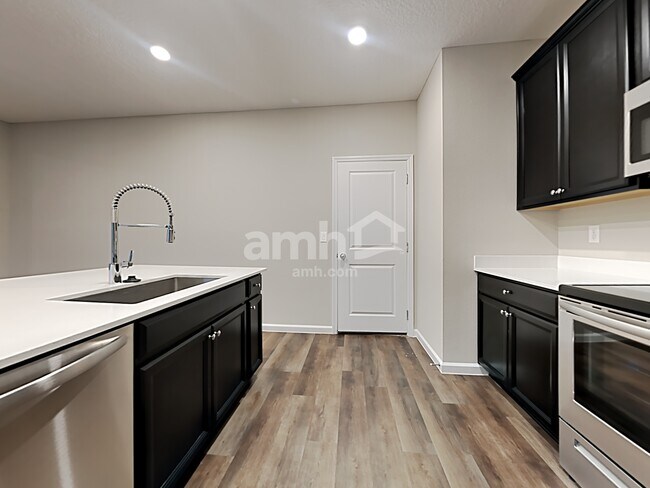 Building Photo - 140 Hemlock Point