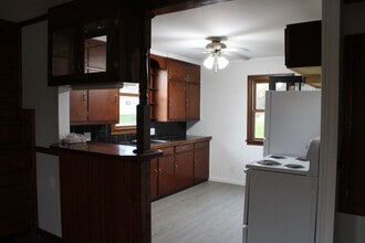 Building Photo - 405 Lindoo Ave E