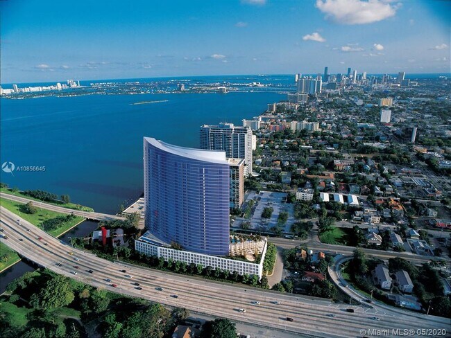 Foto del edificio - 601 NE 36th St