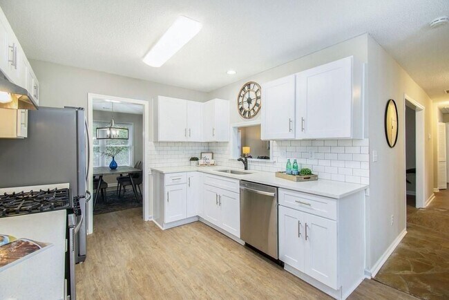 Foto del edificio - 140 Crabtree Dr