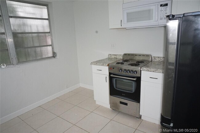 Building Photo - 2700 SW 33rd Ct
