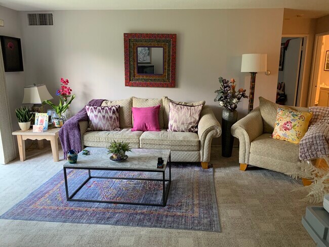 Living room - 4 Village Green Ln
