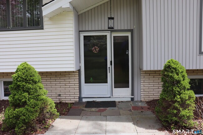 Foto del edificio - 442 Surrey Ln