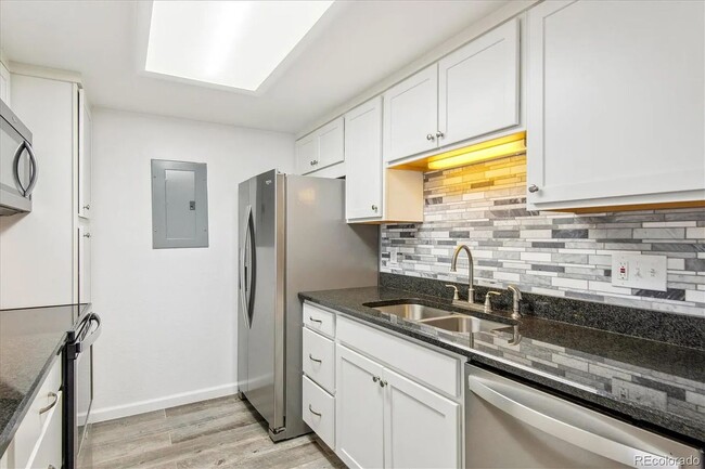 Building Photo - Recently Updated Unit in Robinwood