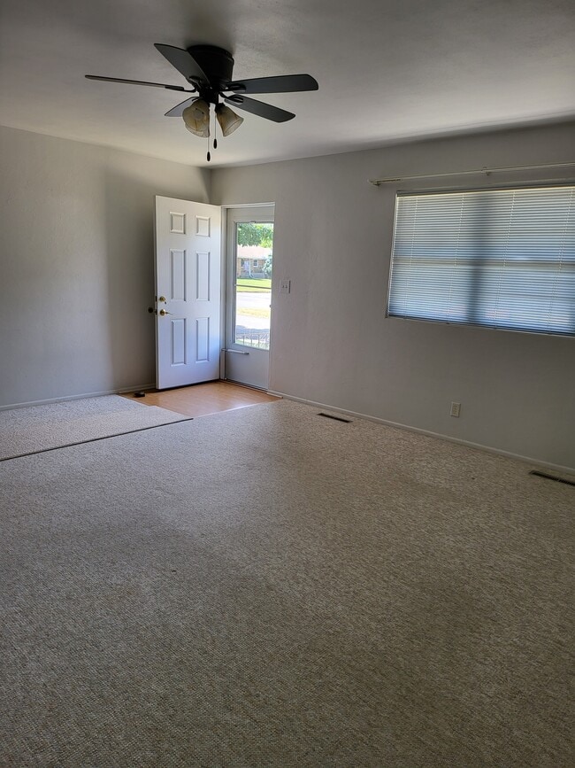 Building Photo - 1620 Valle Vista Blvd