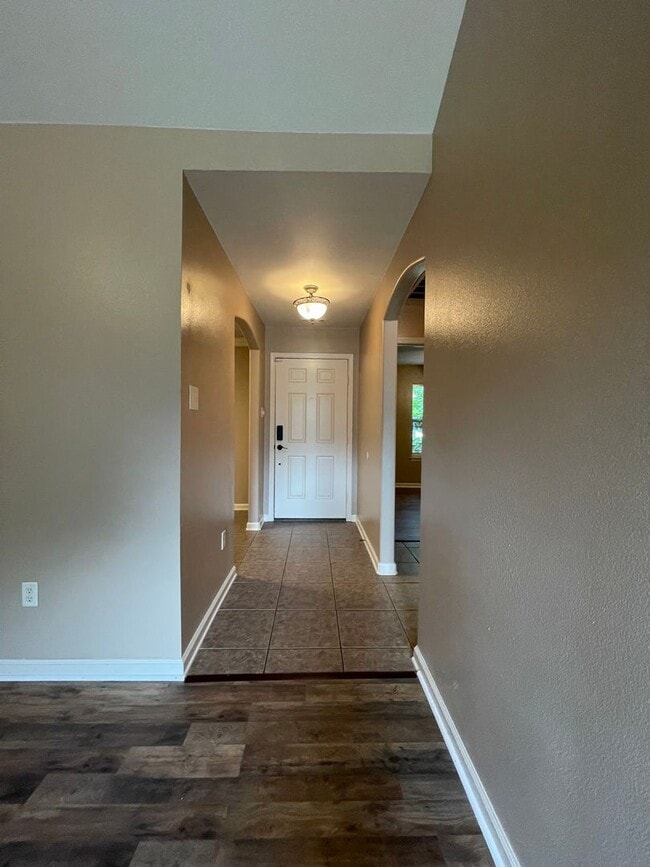 Building Photo - Convenient Sherwood Location