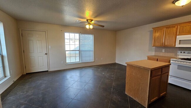 Building Photo - 2 story town house! 3 bed 2.5 bath