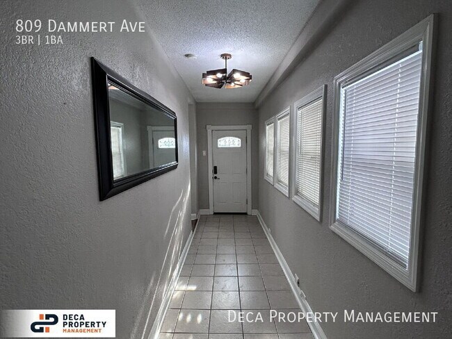 Foto del edificio - 809 Dammert Ave