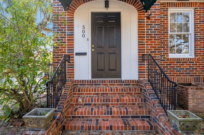 Building Photo - Charming Downtown Brick Home