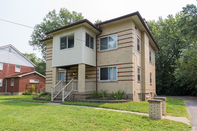 Building Photo - Extra Spacious Top Unit Duplex