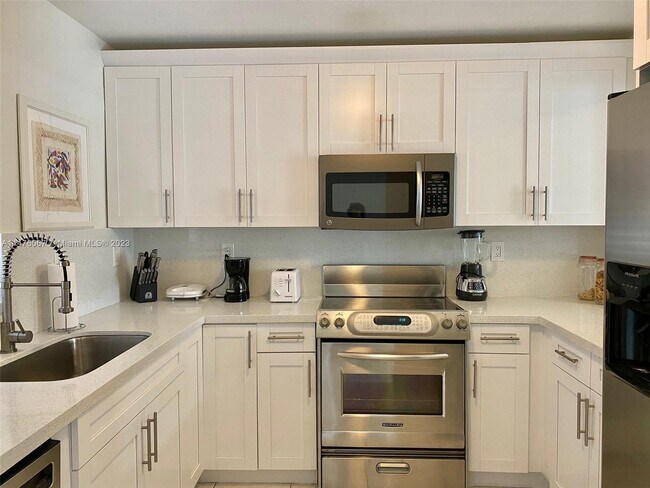 Building Photo - 21 E 3rd St