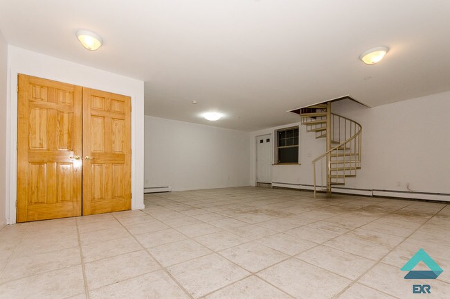 Building Photo - 370 Menahan St