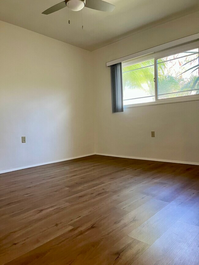 Foto del edificio - 6949 Kittyhawk Ave