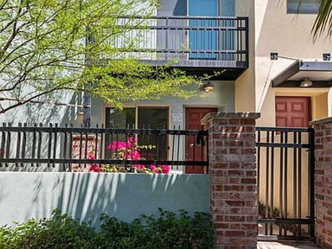 Foto del edificio - New 3 Bd, 2.5 Ba townhouse on the light rail in Mesa
