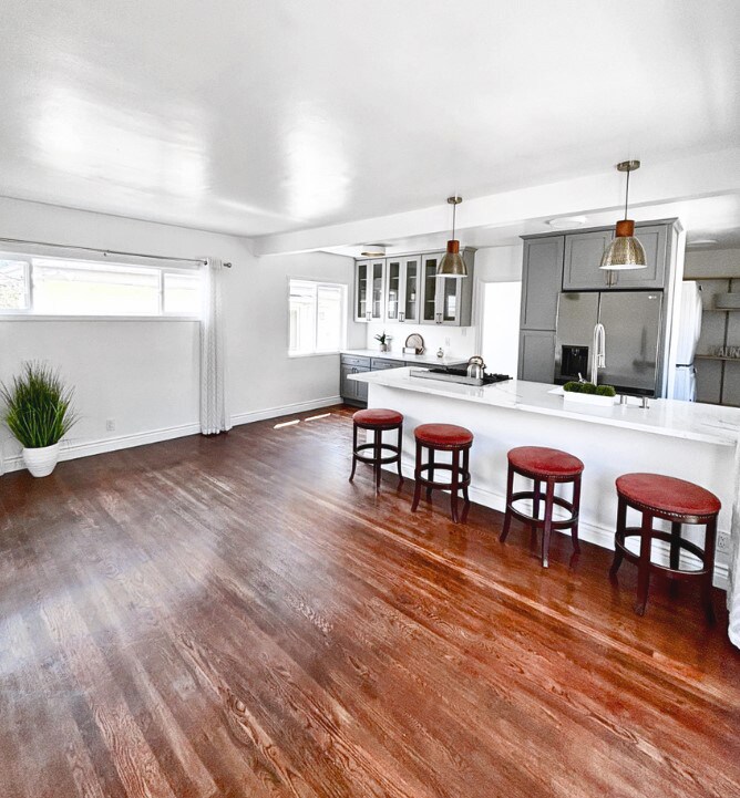 Primary Photo - 1230 N Hollywood Way