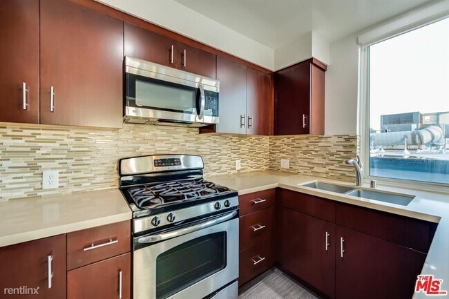 Building Photo - 2 br, 2 bath House - 4 Quarterdeck St # 201