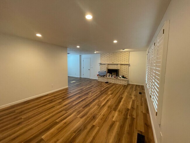 Building Photo - Large 5 Bedroom, 3 bath in Sandy