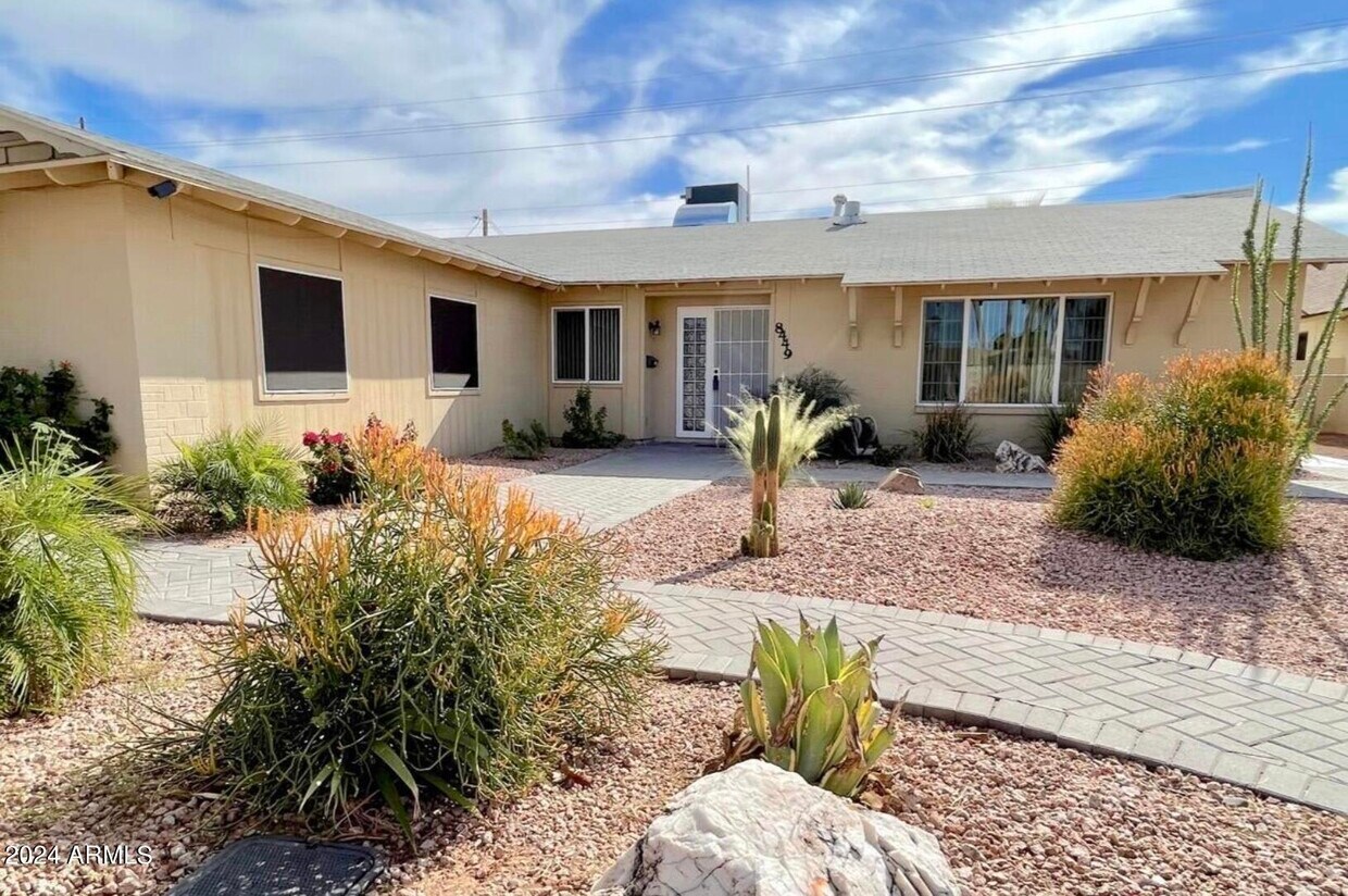 Foto principal - 8449 E Crestwood Way