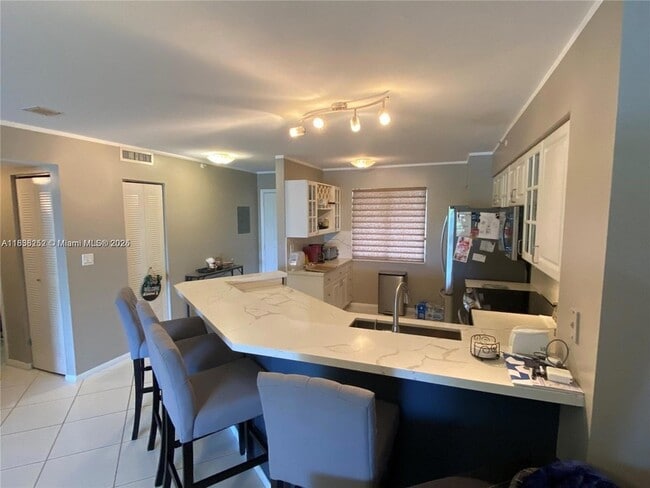 Building Photo - 2205 S Cypress Bend Dr