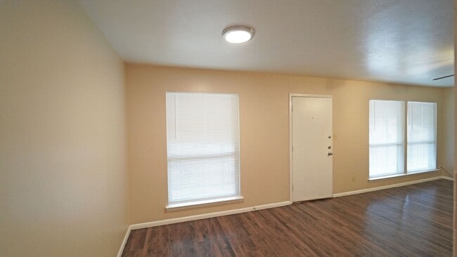 Building Photo - ASK ABOUT OUR $0 SECURITY DEPOSIT MOVE IN SPECIAL!! FOR LEASE! 2 Bedroom - 1 Bath - Corner Unit a...