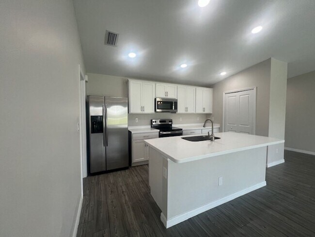 Foto del edificio - 3 bedroom/ 2 bath in NE Cape Coral- Gator CIrcle - Available Now