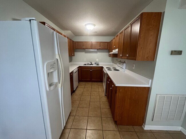 Building Photo - 3 Bedrooms, 2 Bathrooms - Townhome in Rome!