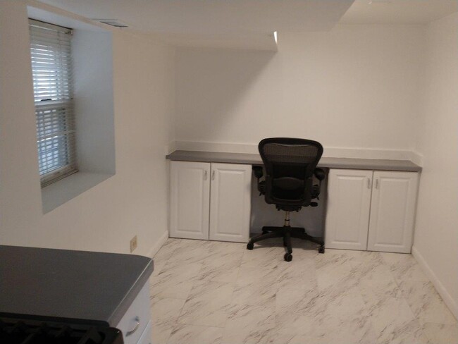 Foto del edificio - 823 N Hoyne Ave