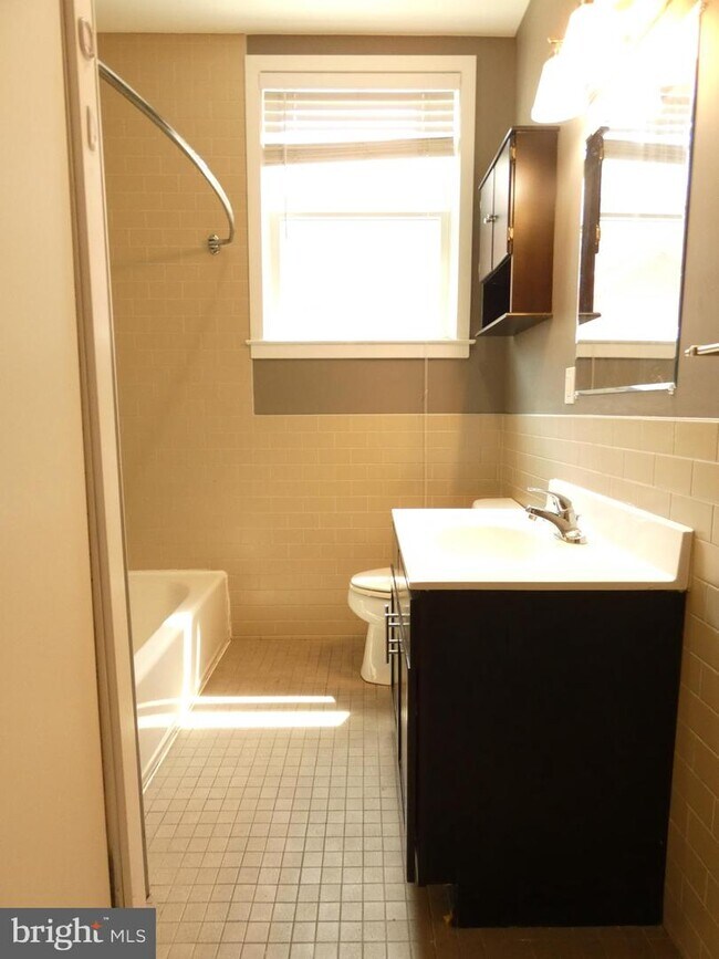 Building Photo - 429 N 33rd St