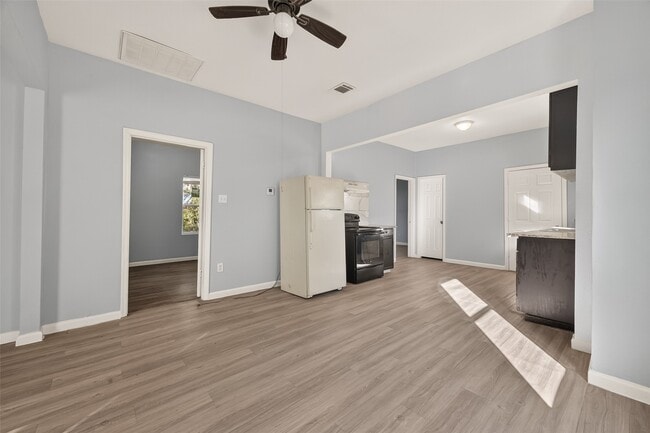 Building Photo - 8211 Parnell St