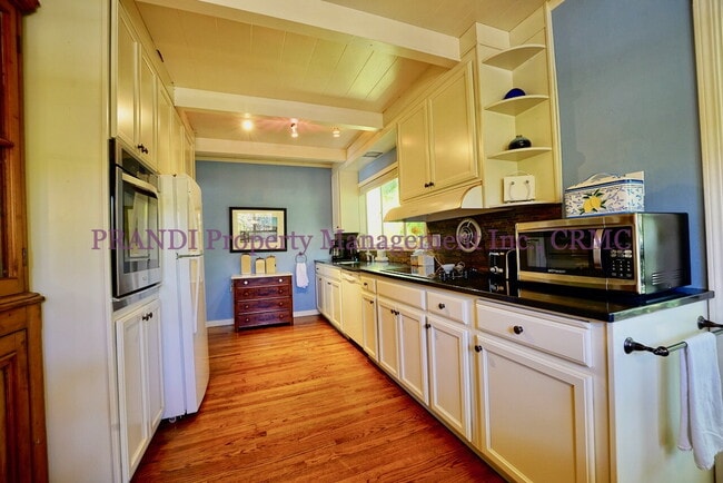 Building Photo - Tudor Style Home Just Steps from Memorial ...