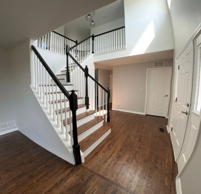 Foto del edificio - Stunning and HUGE 5BD/3.5BA in Paint Brush...