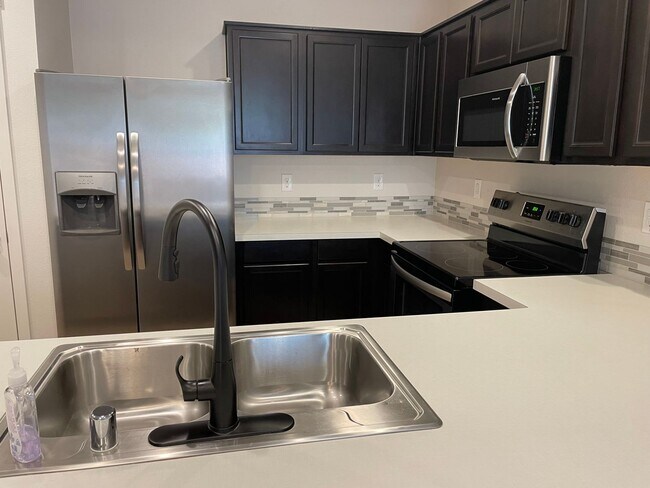 Building Photo - 3 Bedroom Townhome w/FULLY FENCED YARD & G...