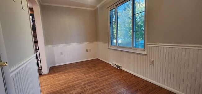 Building Photo - Bright and Beautiful End Unit Townhome