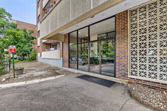 Building Photo - 9242 Gross Point Rd