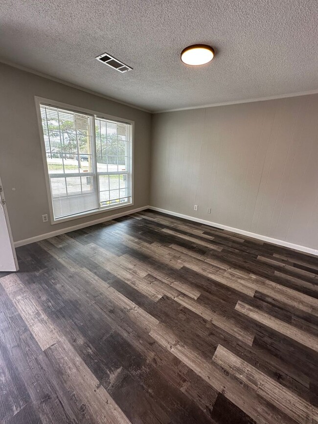 Building Photo - Newly Remodeled 2 Bedroom, 1 Bathroom Triplex
