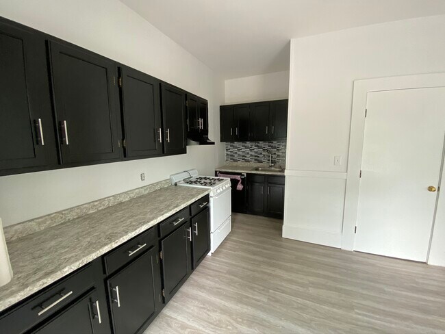 kitchen nook w/sink & dishwasher - 165 W Emerson St