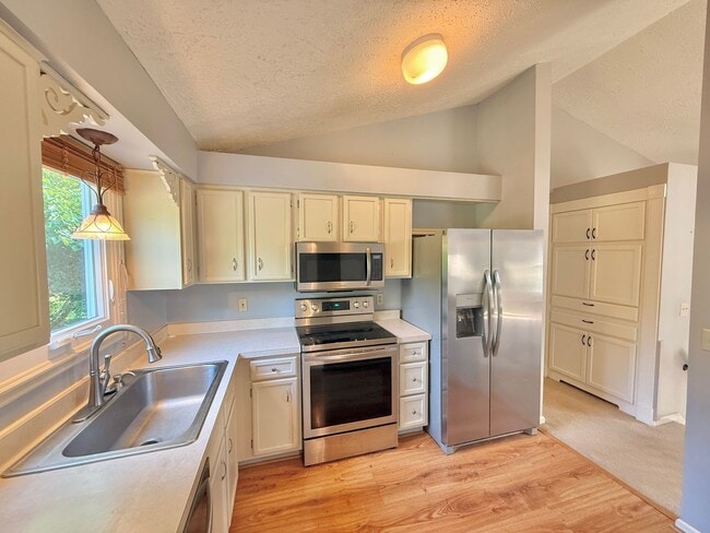 Building Photo - 4 bed house Gananda | HUGE OFFICE | GARAGE...