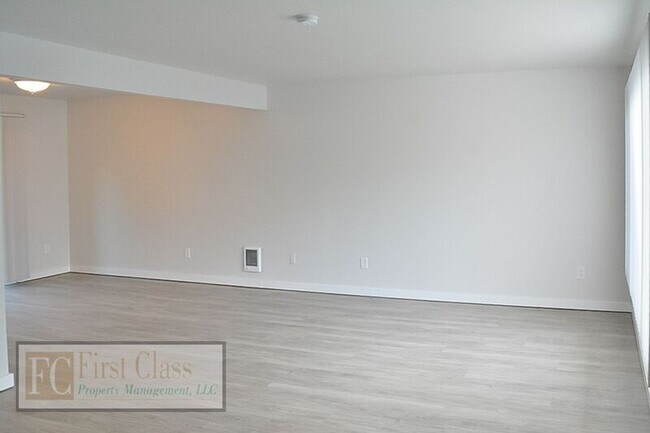 Building Photo - 2725 Maywood Dr